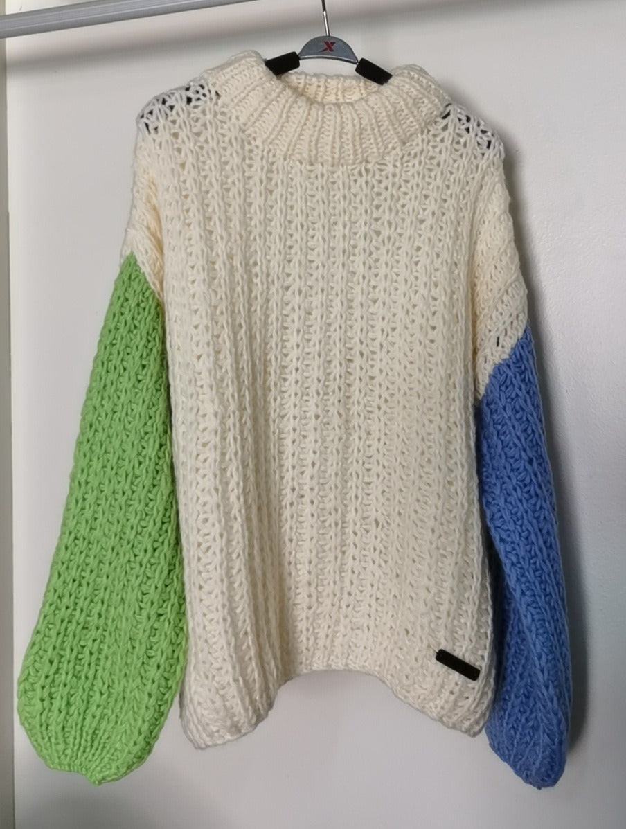 Handmade color blocked two-color lantern sleeve sweater for women